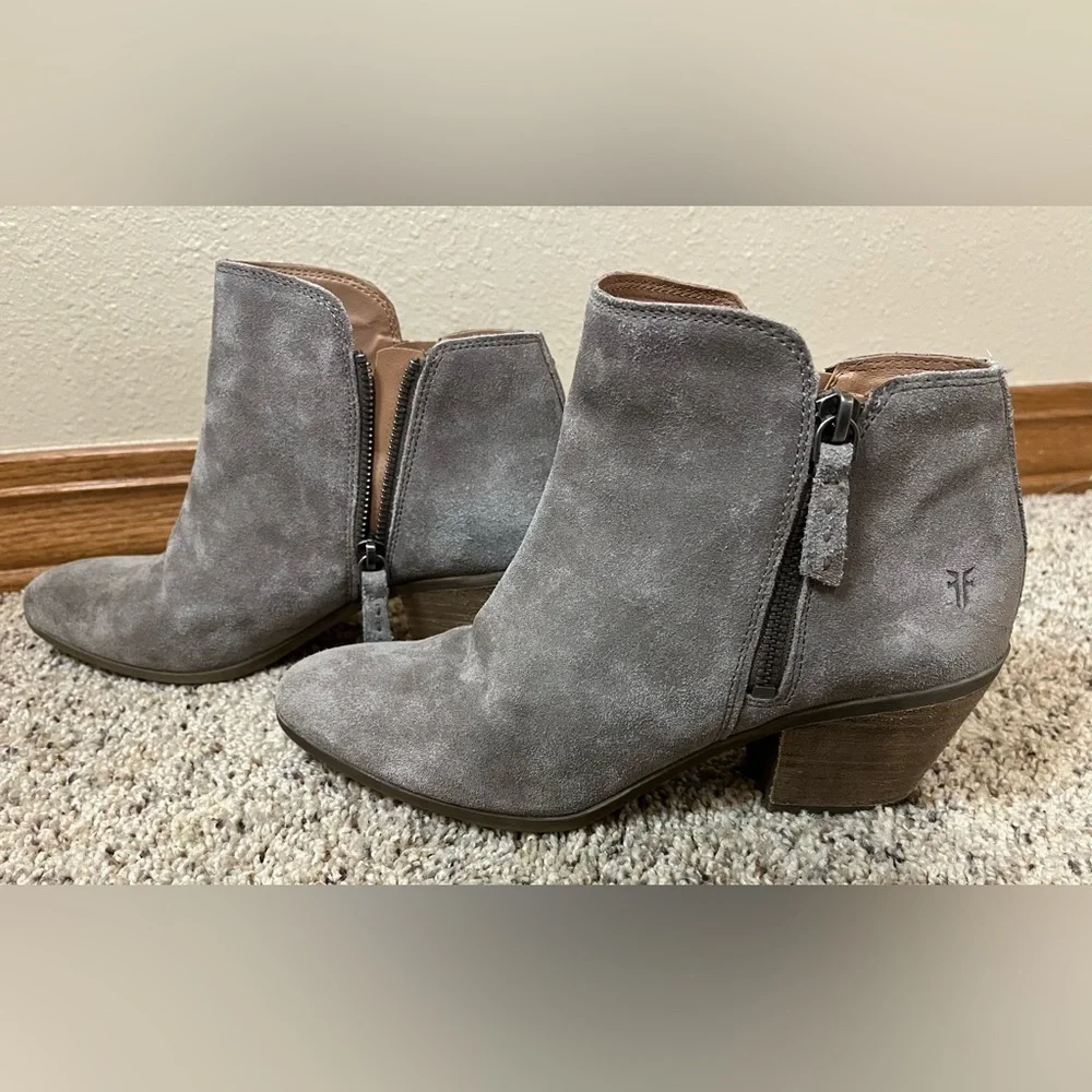 FRYE Judith bootie Double zip Suede Sz 7.5
